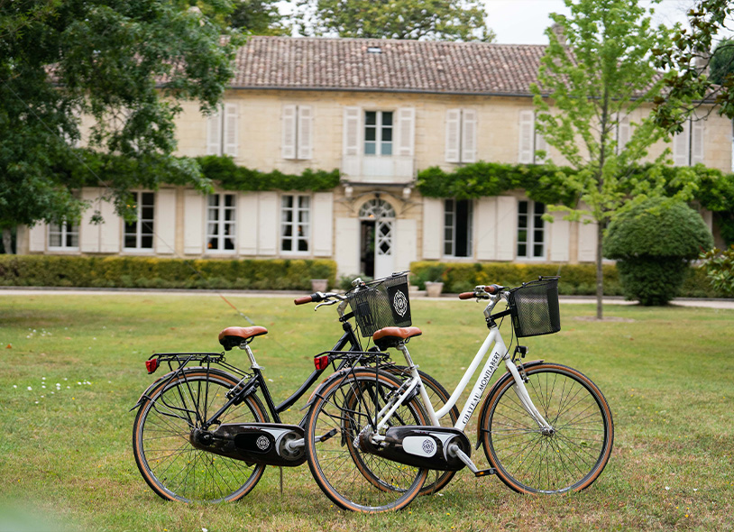 vélos dans le jardin du chateau Montlabert