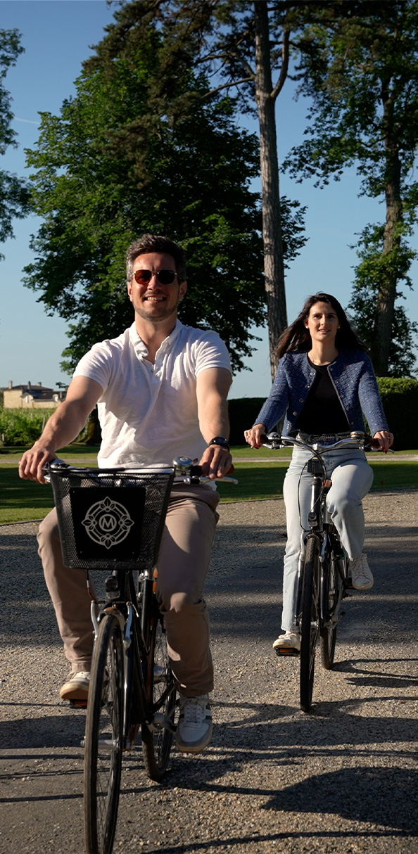 deux femmes de dos à bicyclette
